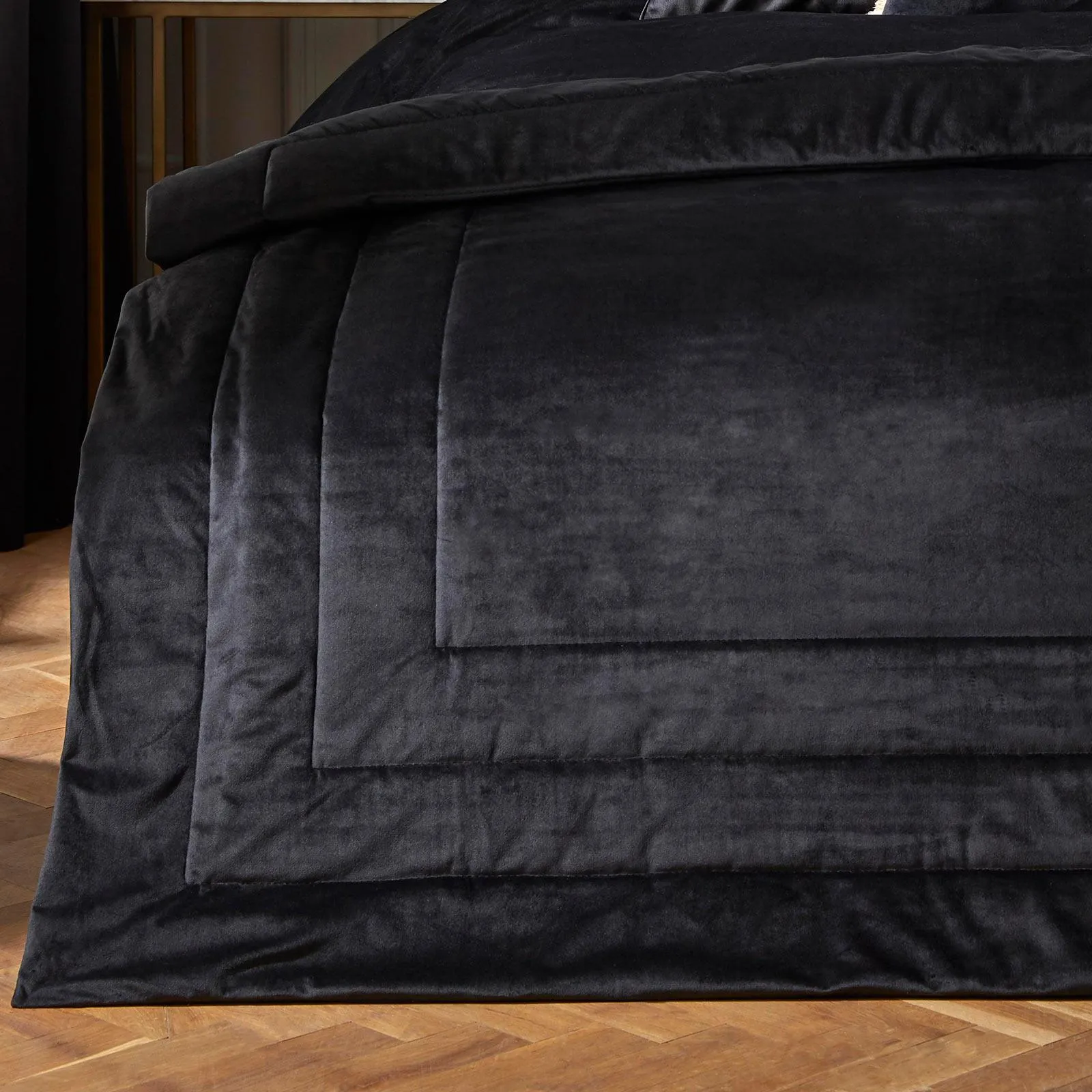 Chic Velvet Bedspread Black