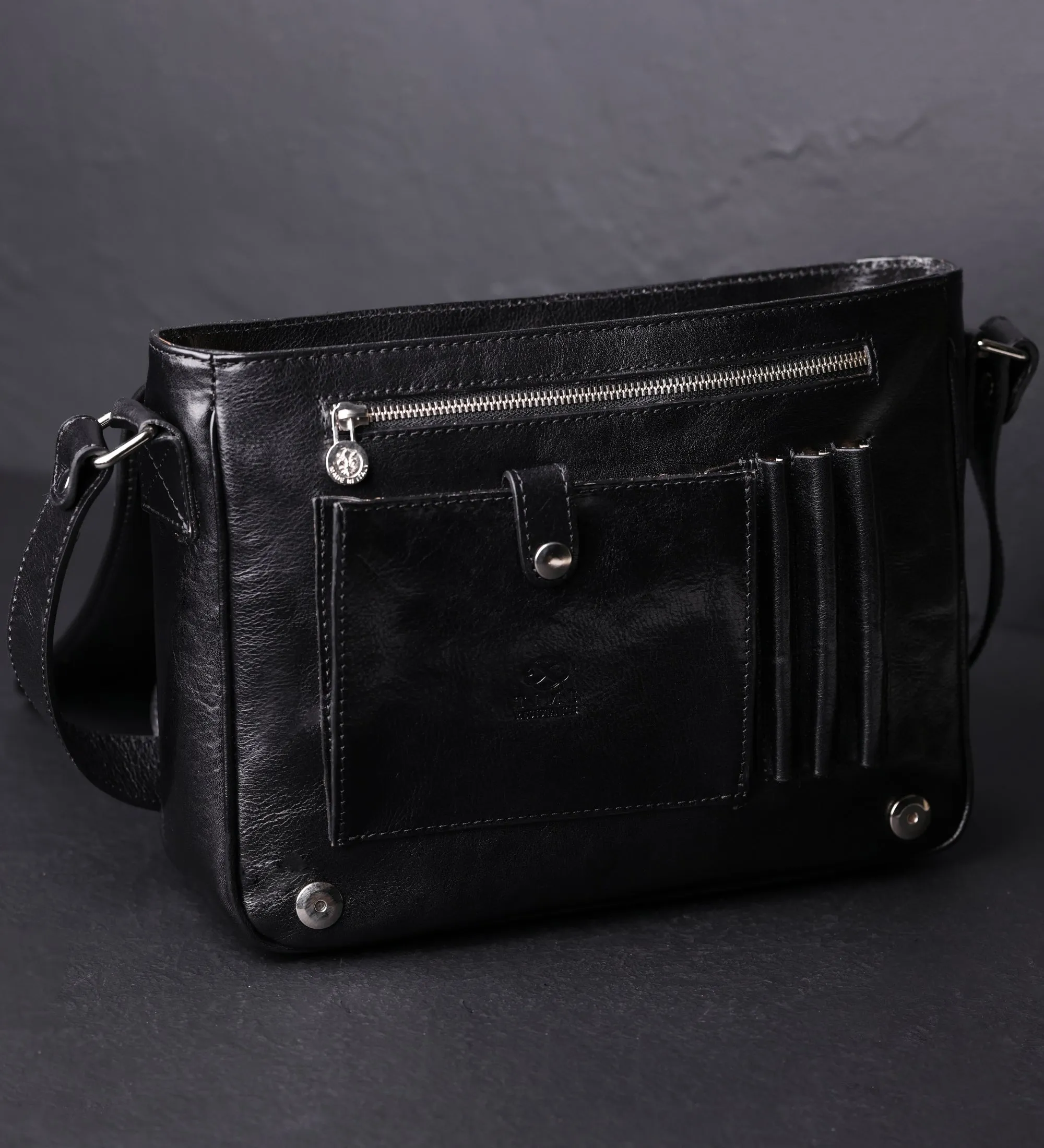 Leather Messenger Bag – The Stranger